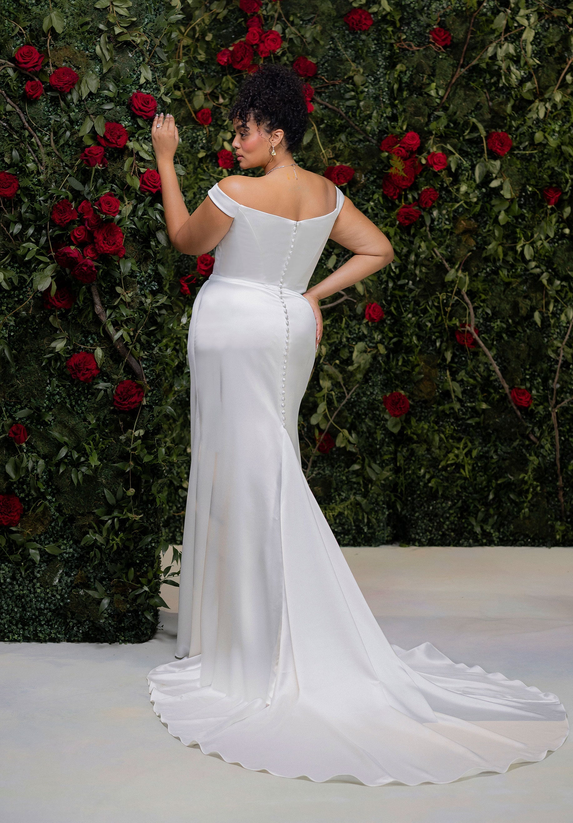 morilee-julietta-tovessa-brautkleid-satin-off-shoulder-sheath-mit-schleppe image 3