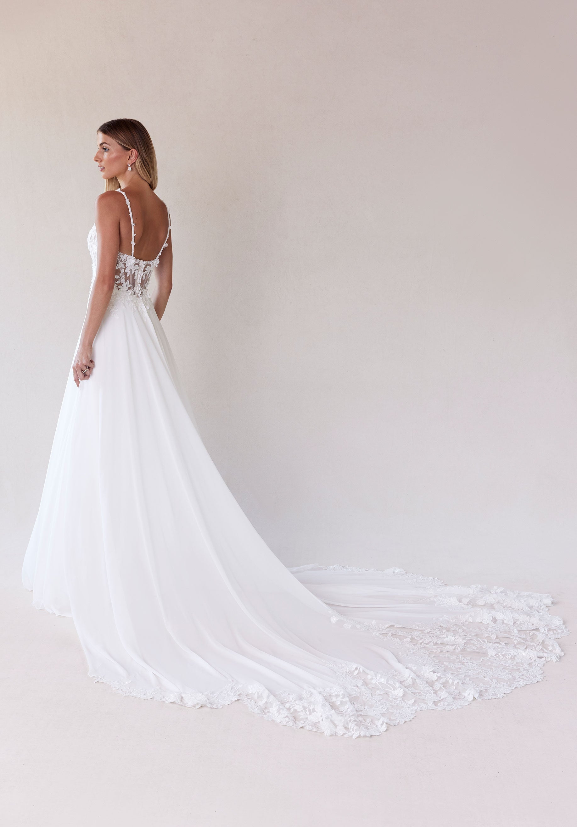 morilee-sachi-brautkleid-a-linie-mit-plunge-und-spitzenschleppe image 8