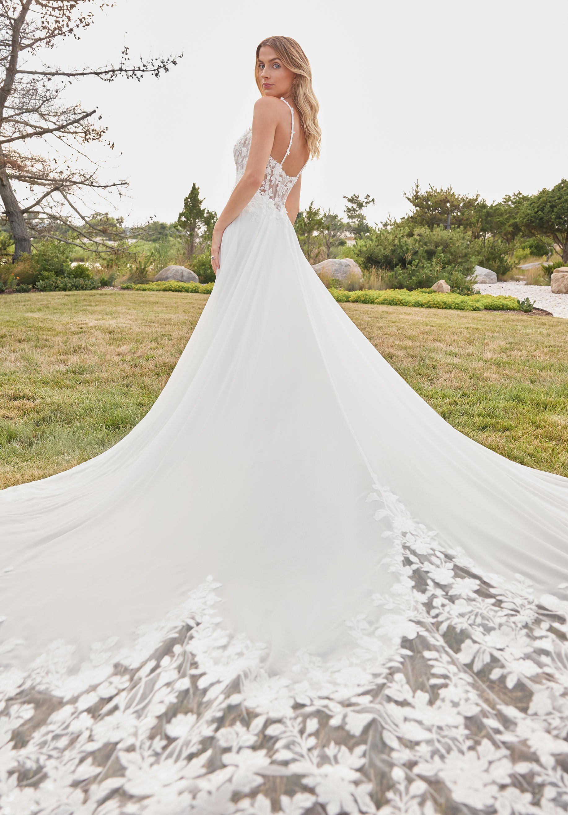 morilee-sachi-brautkleid-a-linie-mit-plunge-und-spitzenschleppe image 7