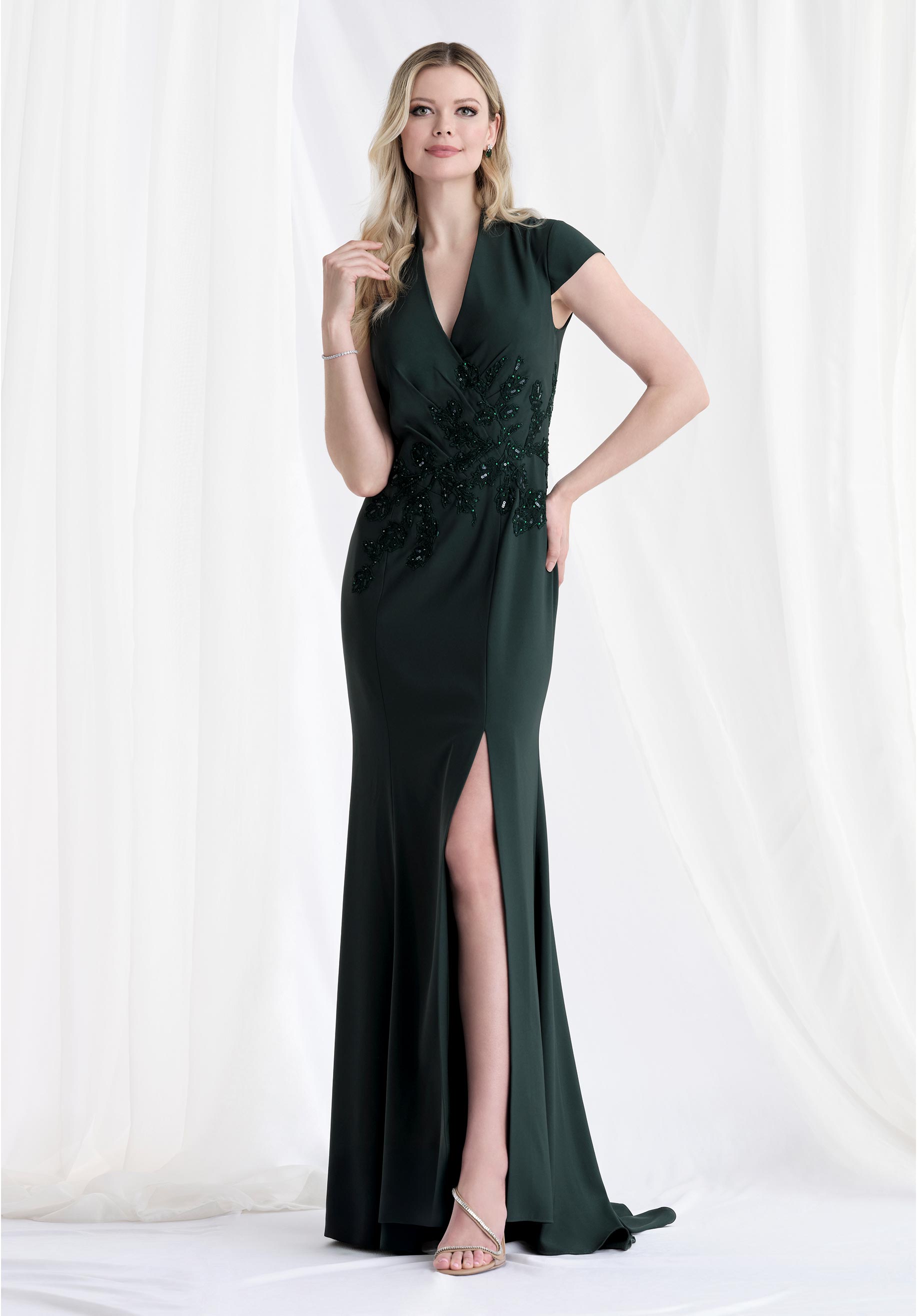 morilee-abendkleid-v-ausschnitt-cap-rmel-crepe-etuikleid image 1