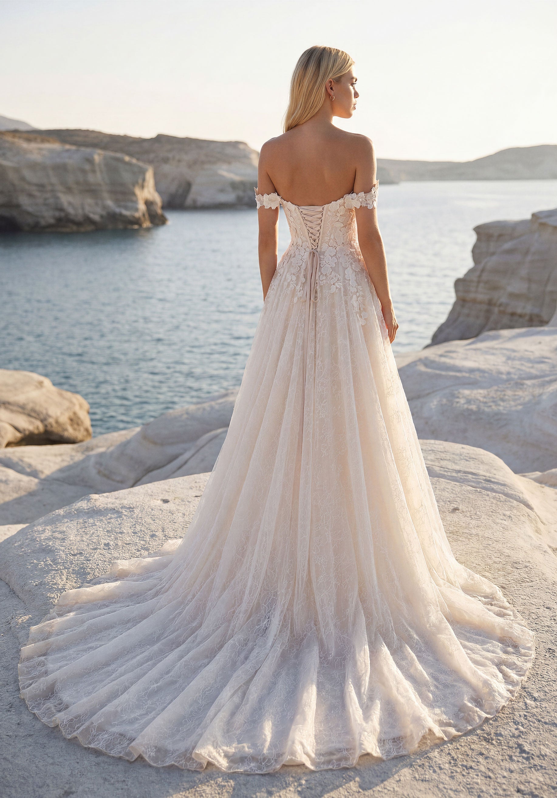 morilee-tatienne-brautkleid-a-linie-mit-chantilly-spitze-und-corsage image 3
