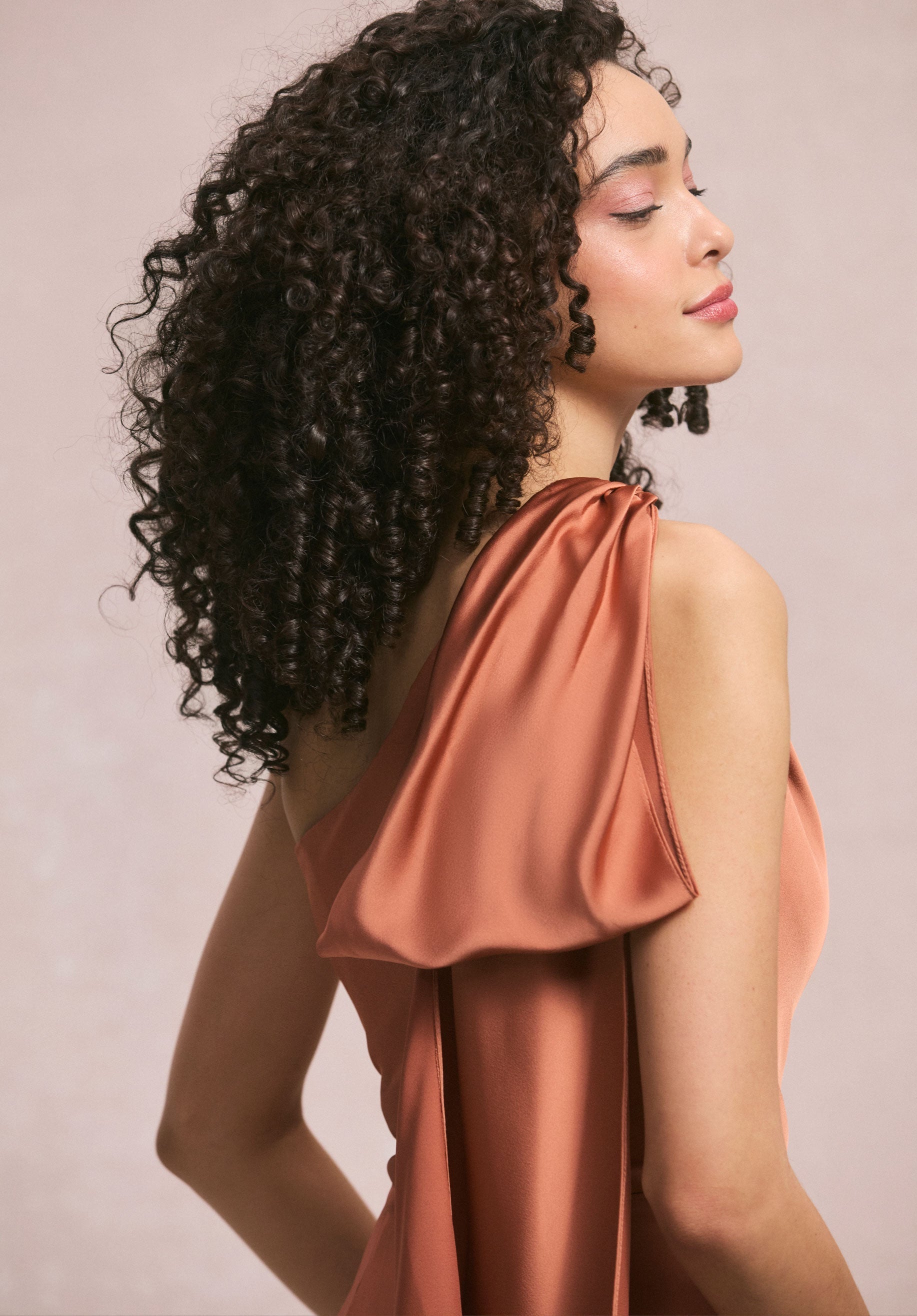 morilee-brautjungfernkleid-one-shoulder-drapierter-faux-wrap-aus-luxus-satin image 4