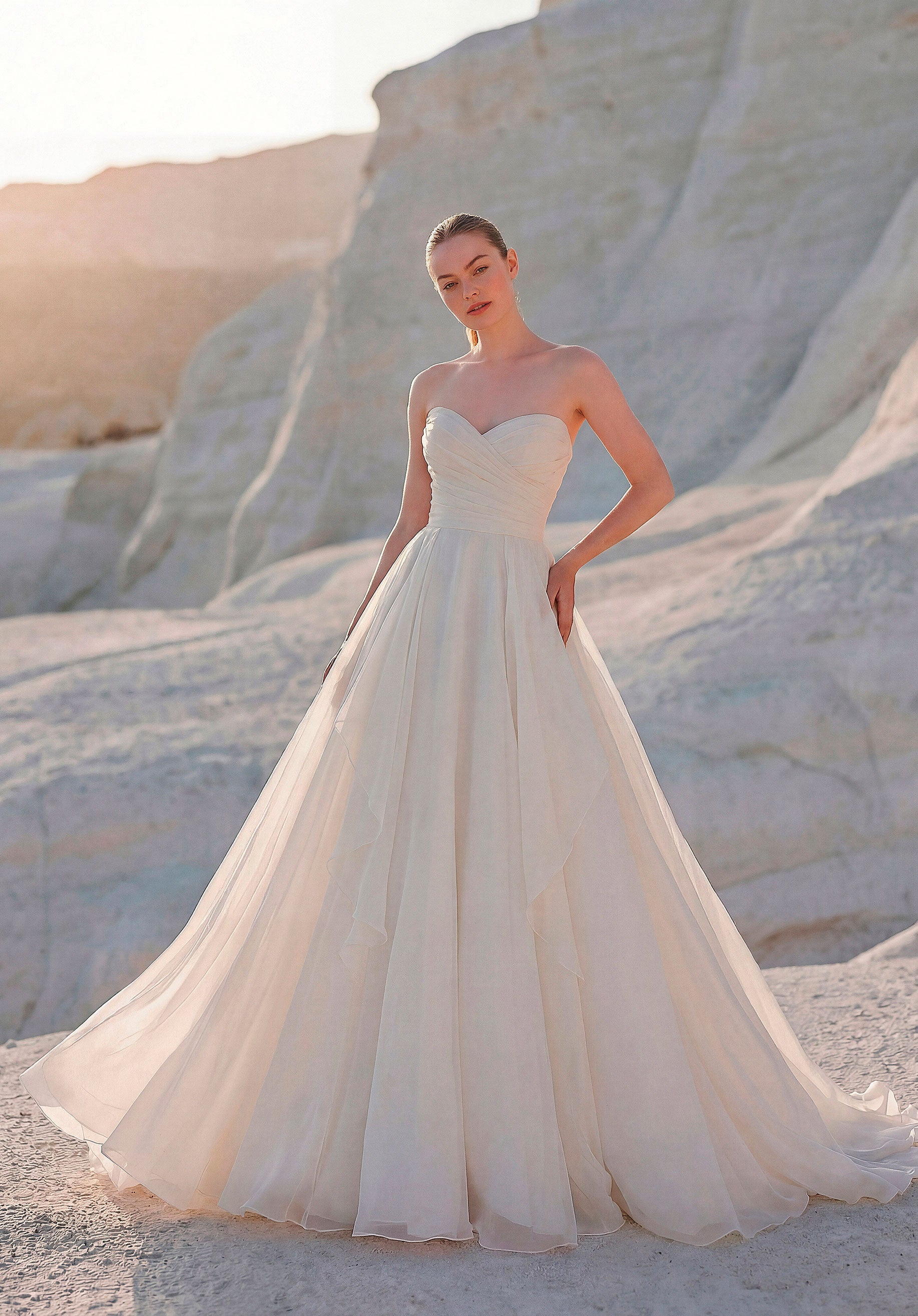 morilee-tate-brautkleid-a-linie-aus-organza-mit-drapiertem-surplice-oberteil image 6