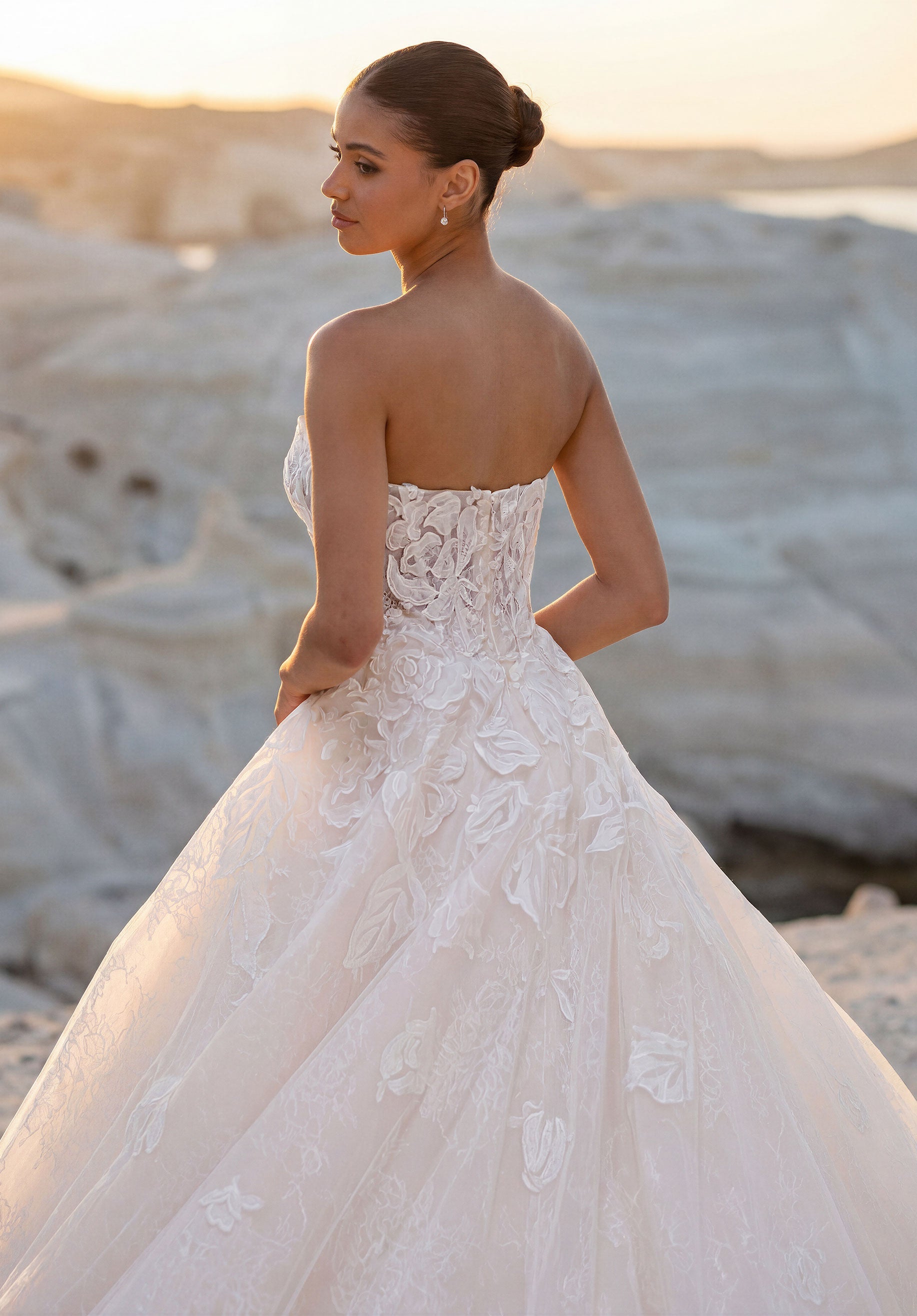 morilee-tiarra-brautkleid-ballkleid-mit-cat-eye-ausschnitt-und-rosen-stickerei image 4