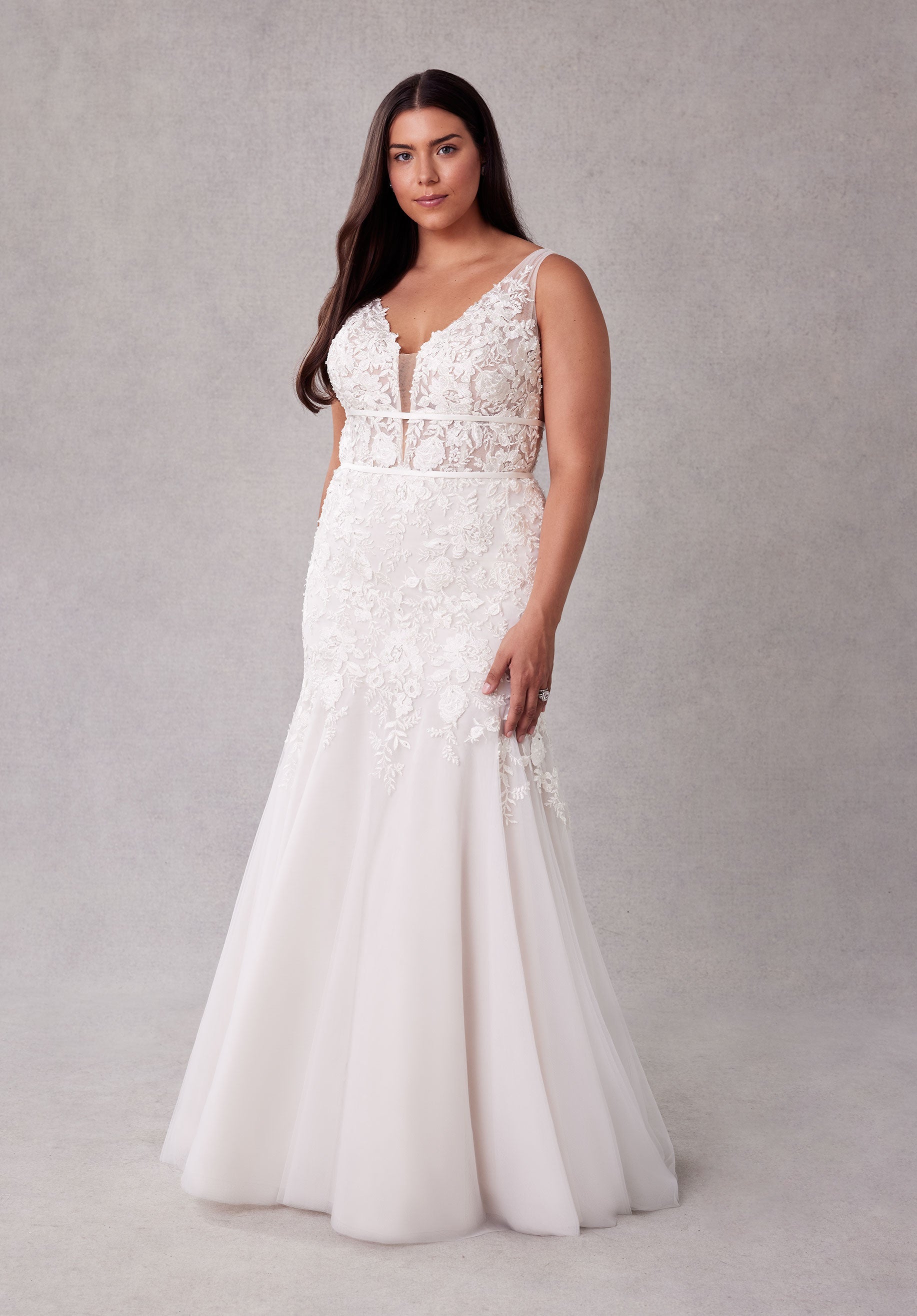 morilee-silver-brautkleid-meerjungfrau-mit-v-ausschnitt-und-t-llrock image 1