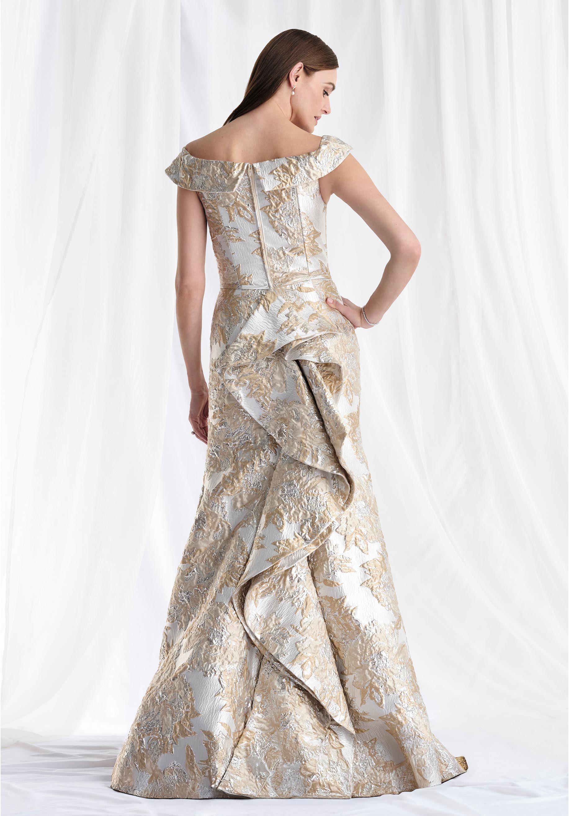 morilee-abendkleid-fit-and-flare-metallic-brokats-mit-r-schendrape image 7