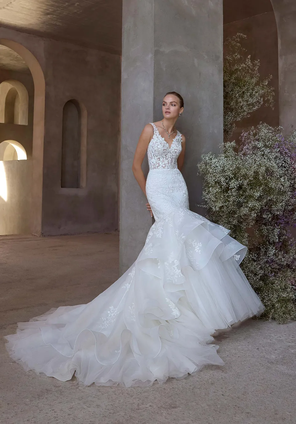 morilee-demetra-brautkleid-meerjungfrau-mit-deep-v-und-t-ll-stufenrock image 1