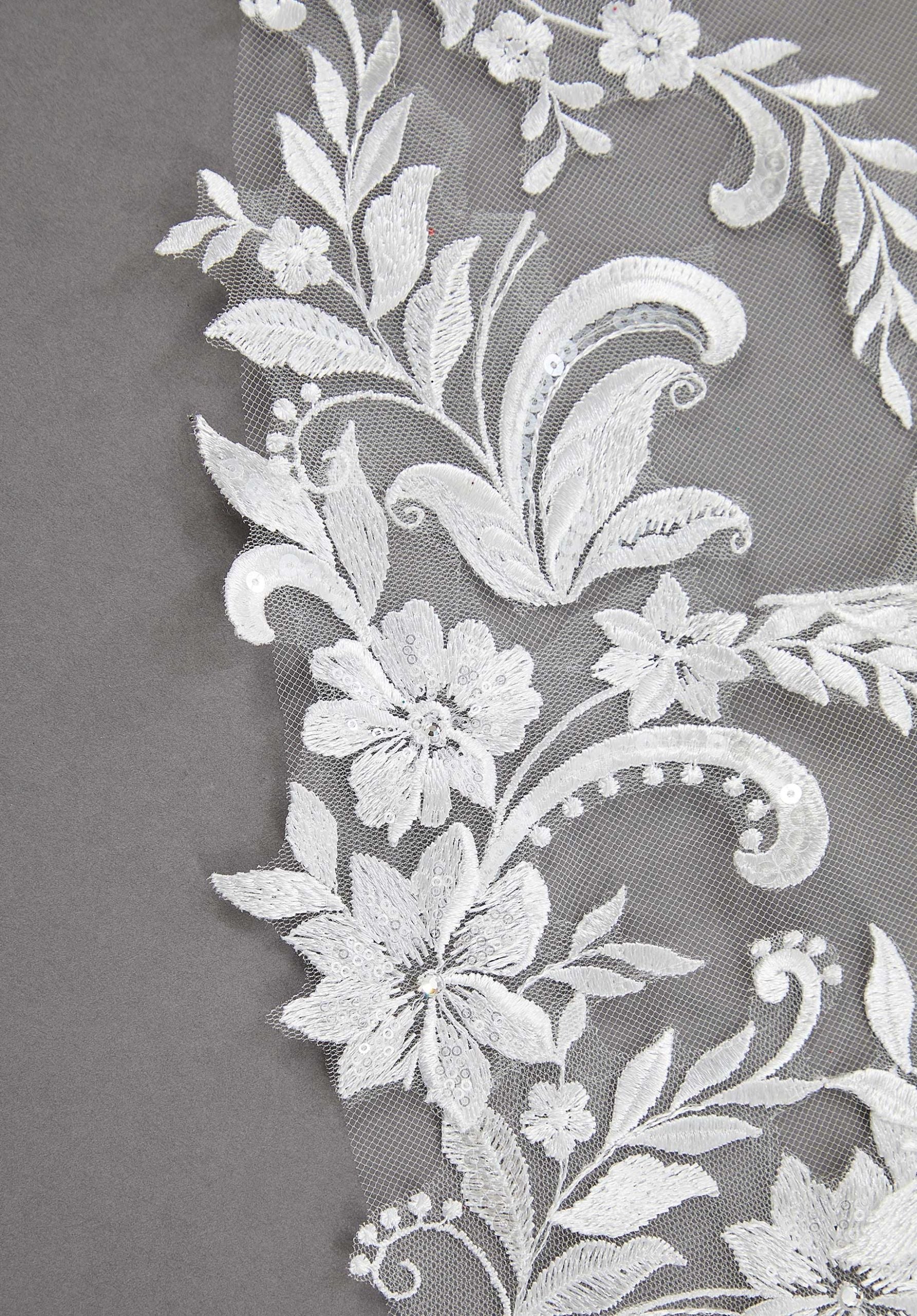 morilee-petal-spitzenschleier-kathedrale-bl-tenform image 2
