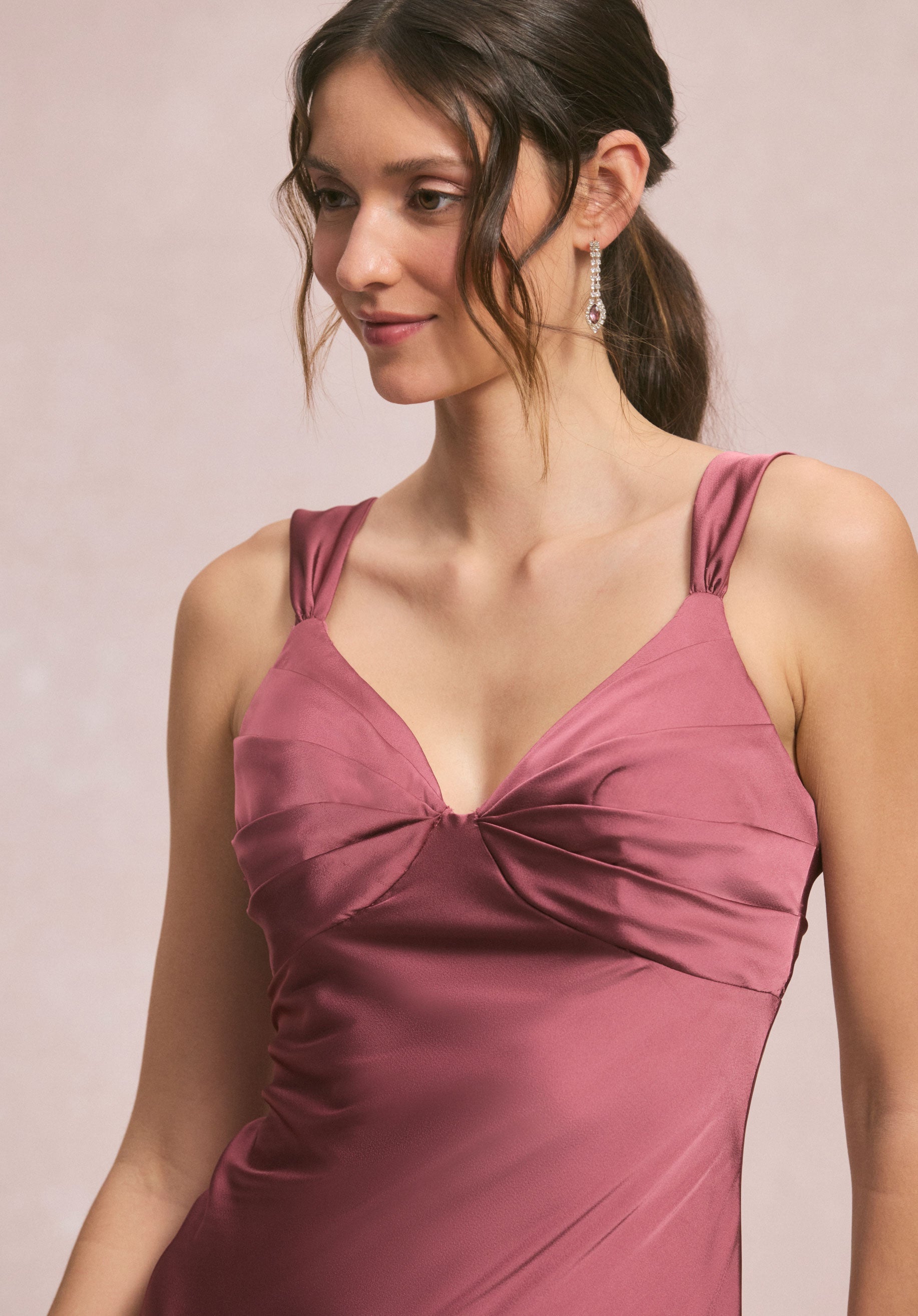 morilee-brautjungfernkleid-drapiertes-empire-v-neck-aus-luxe-satin image 2