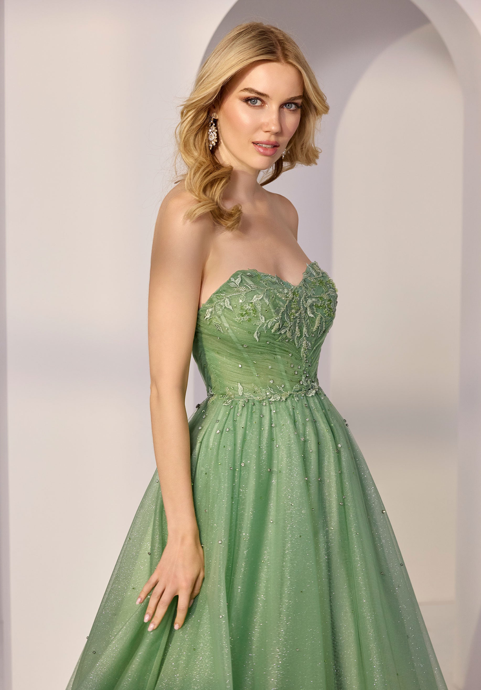morilee-a-linie-glitzer-t-ll-partykleid-mit-perlen-corsage image 2