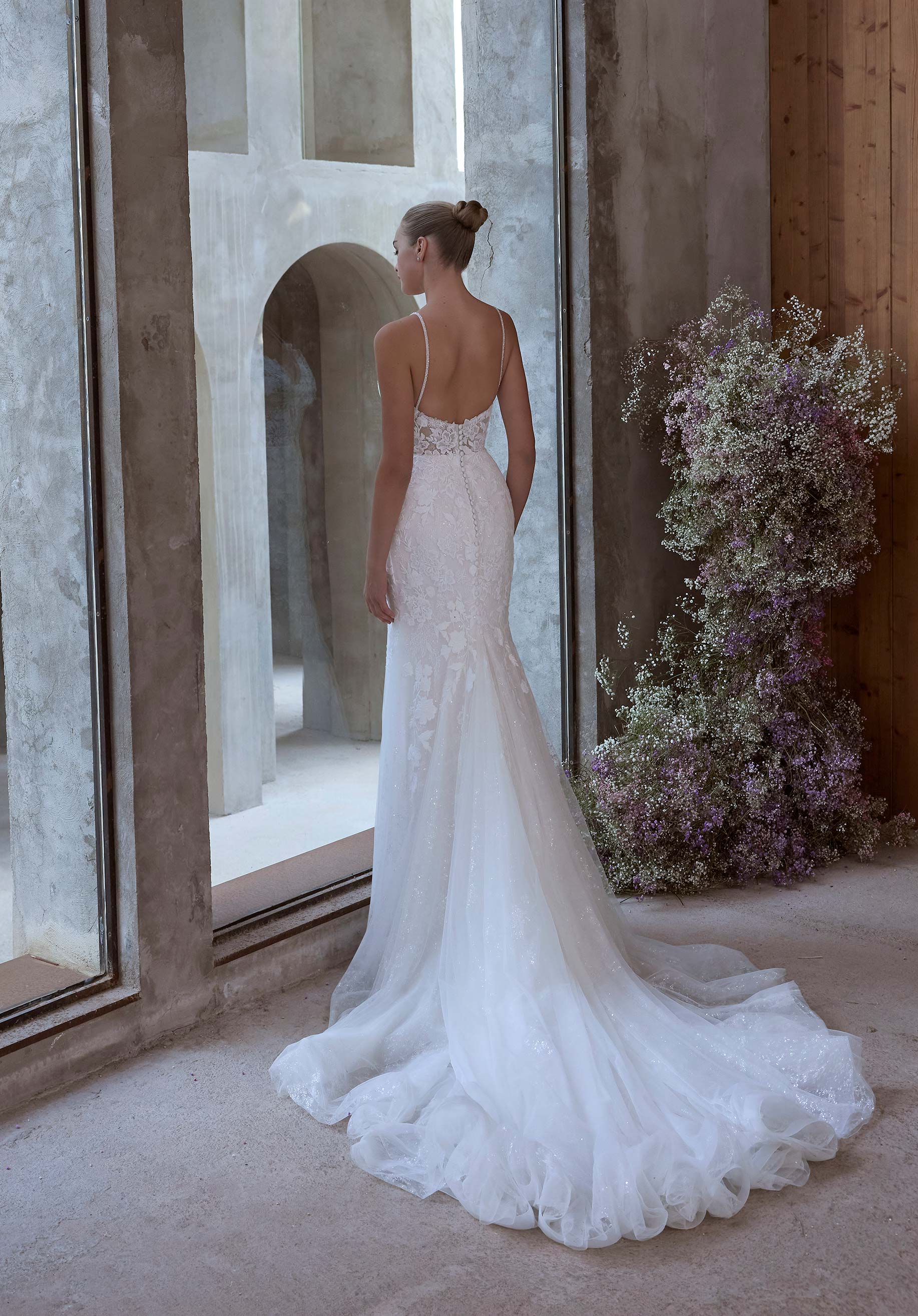 morilee-urania-brautkleid-meerjungfrau-mit-v-ausschnitt-und-spaghettitr-gern image 4