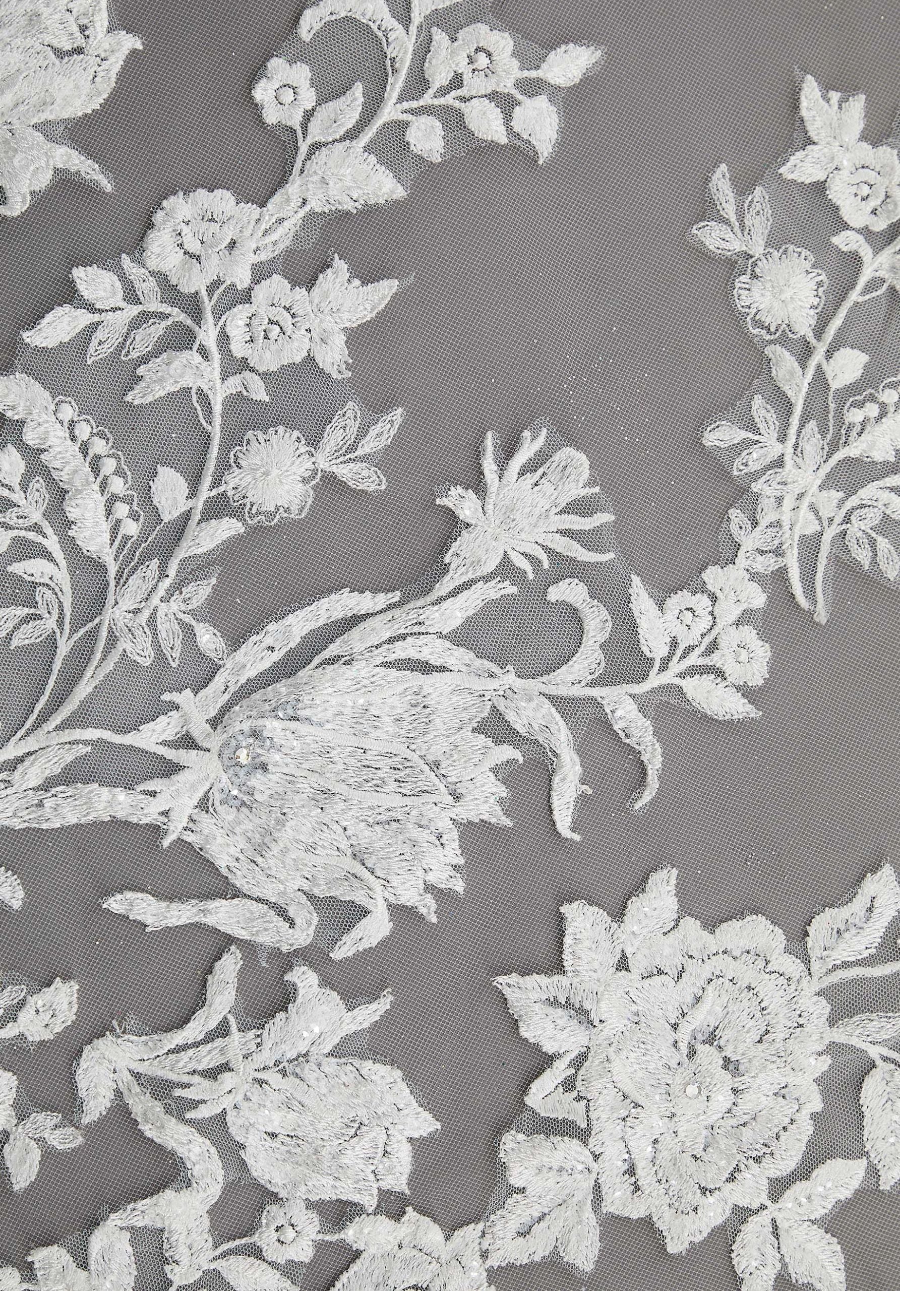 morilee-pointed-lace-brautschleier-kathedrale image 2