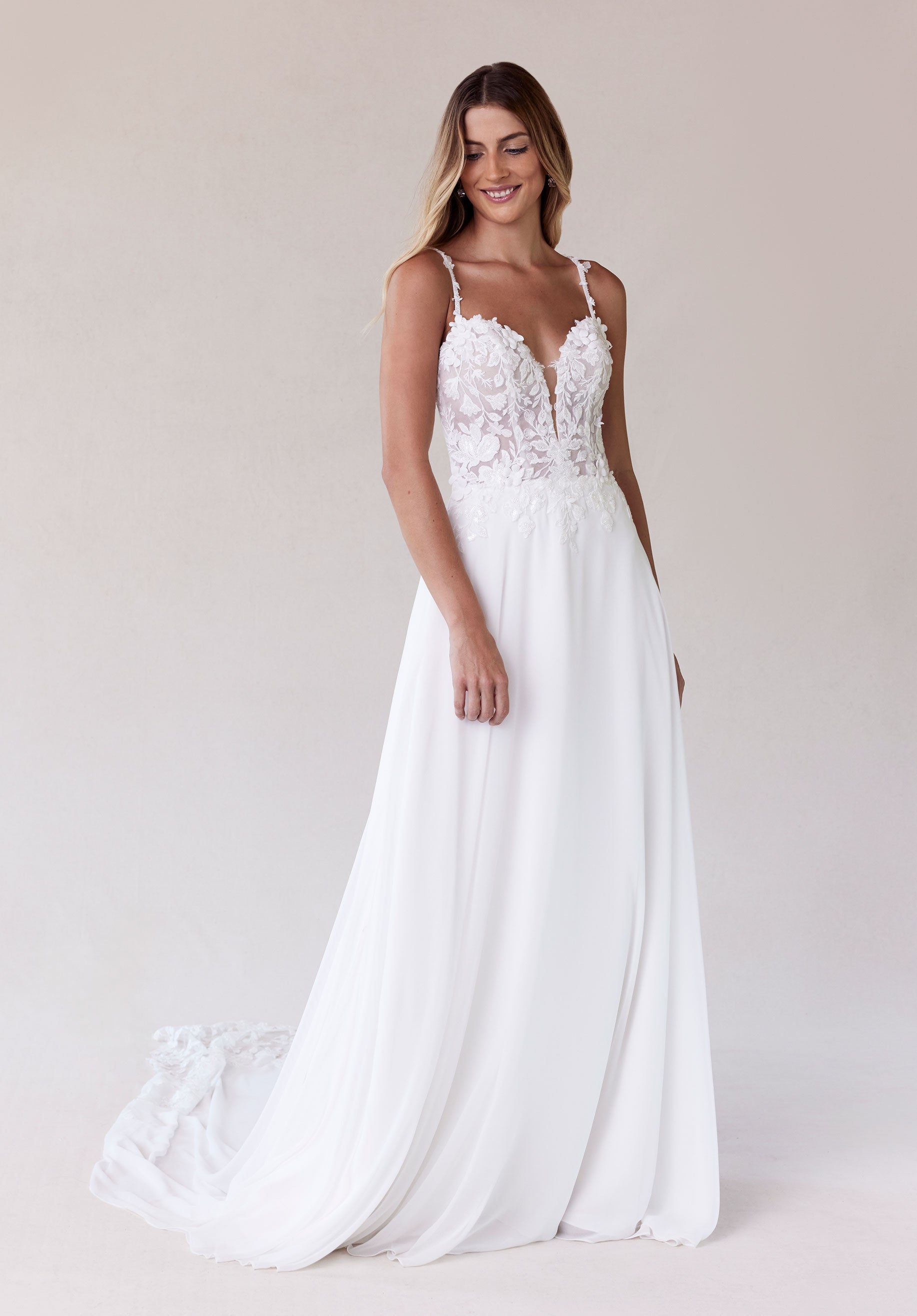 morilee-sachi-brautkleid-a-linie-mit-plunge-und-spitzenschleppe image 3