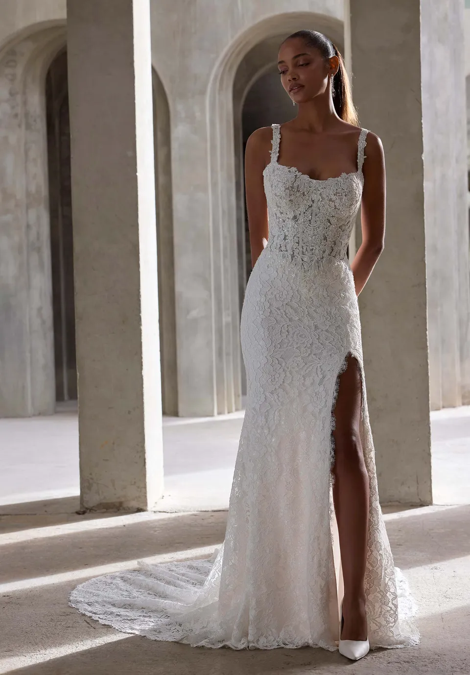 morilee-millah-brautkleid-spitze-mit-schn-rkorsett-und-schlitz image 1