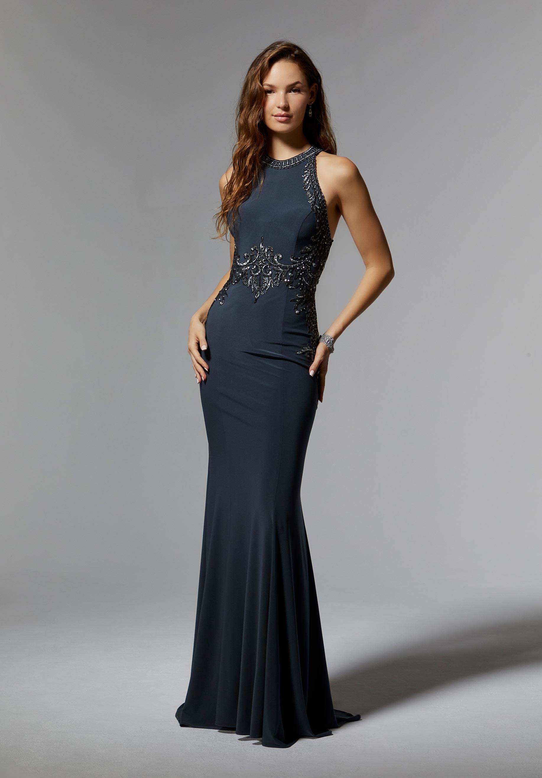 morilee-jersey-abendkleid-figurbetont-mit-kristall-stickerei-und-stola image 1
