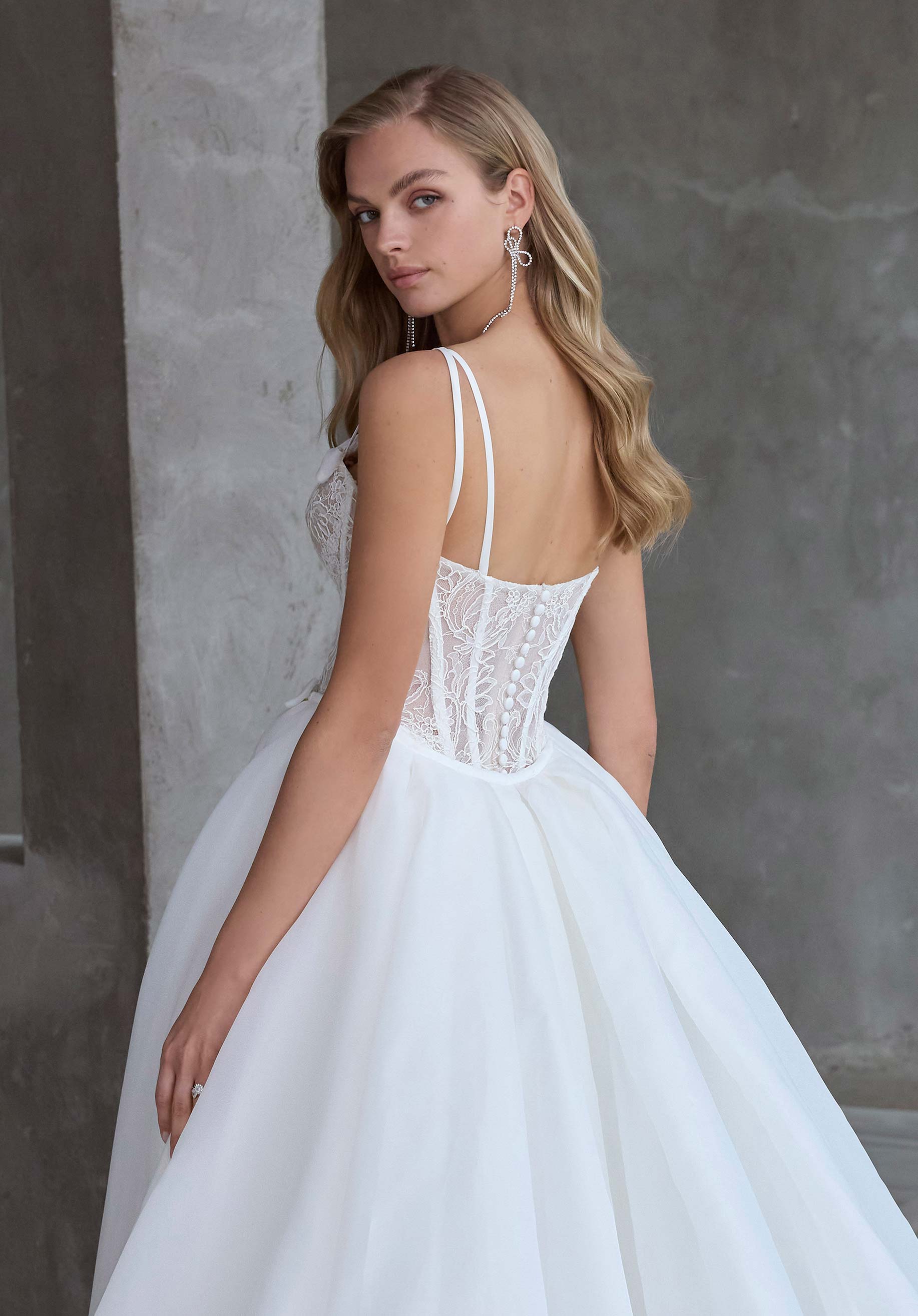 morilee-arty-brautkleid-mit-alen-on-spitze-und-organza-berrock image 7