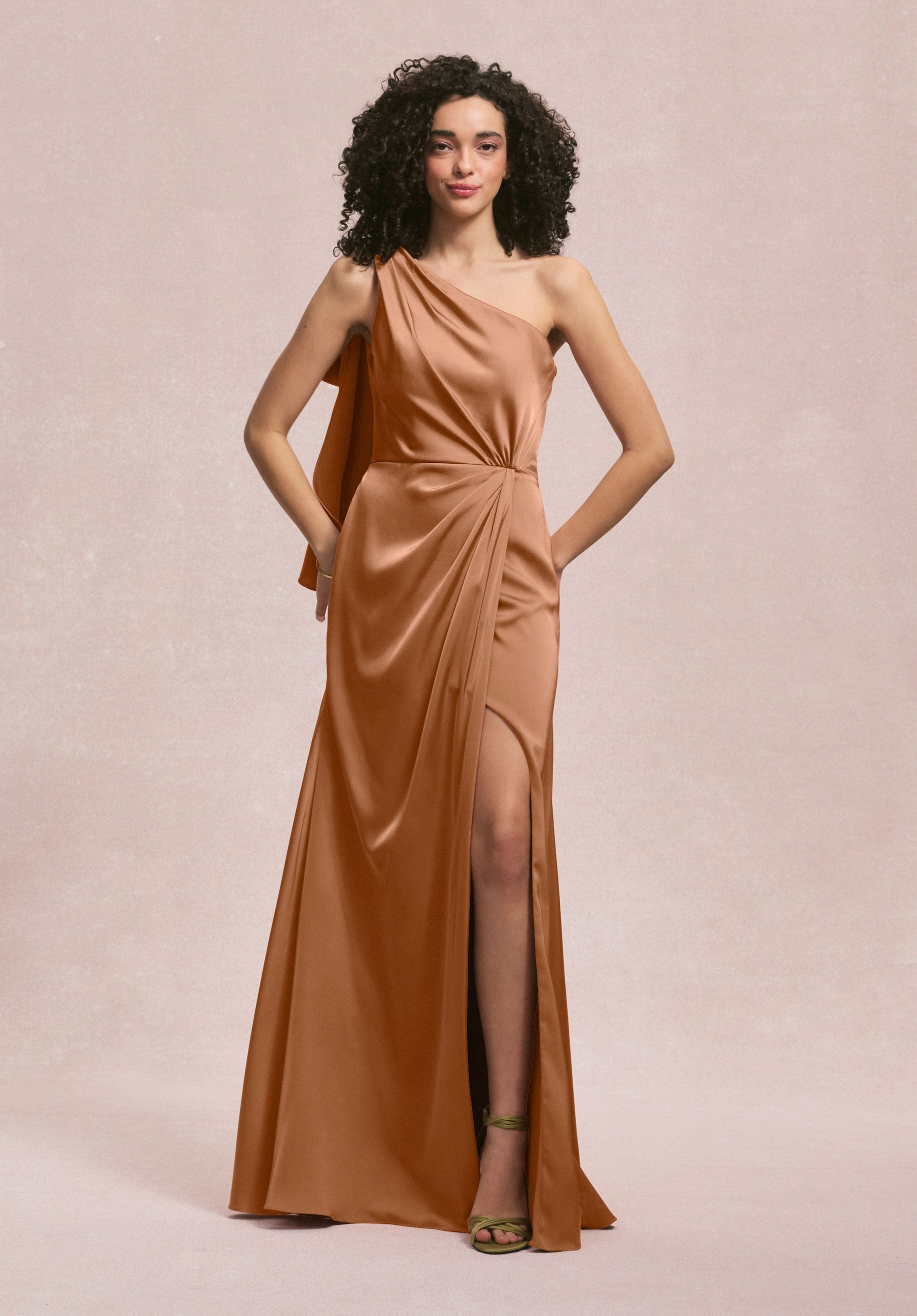 morilee-brautjungfernkleid-one-shoulder-drapierter-faux-wrap-aus-luxus-satin image 8