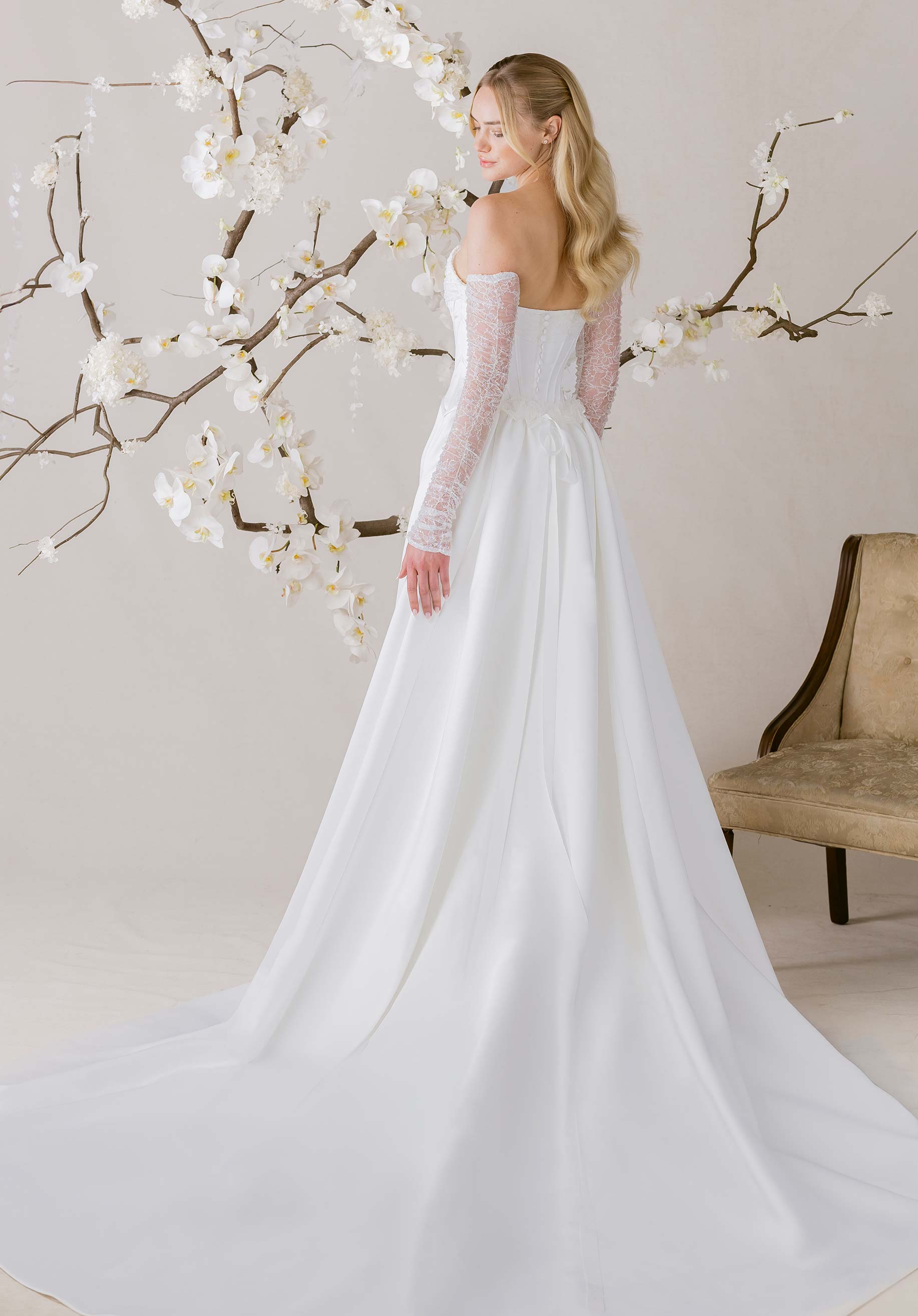 morilee-fouett-brautkleid-fit-and-flare-aus-satin-mit-berrock image 4