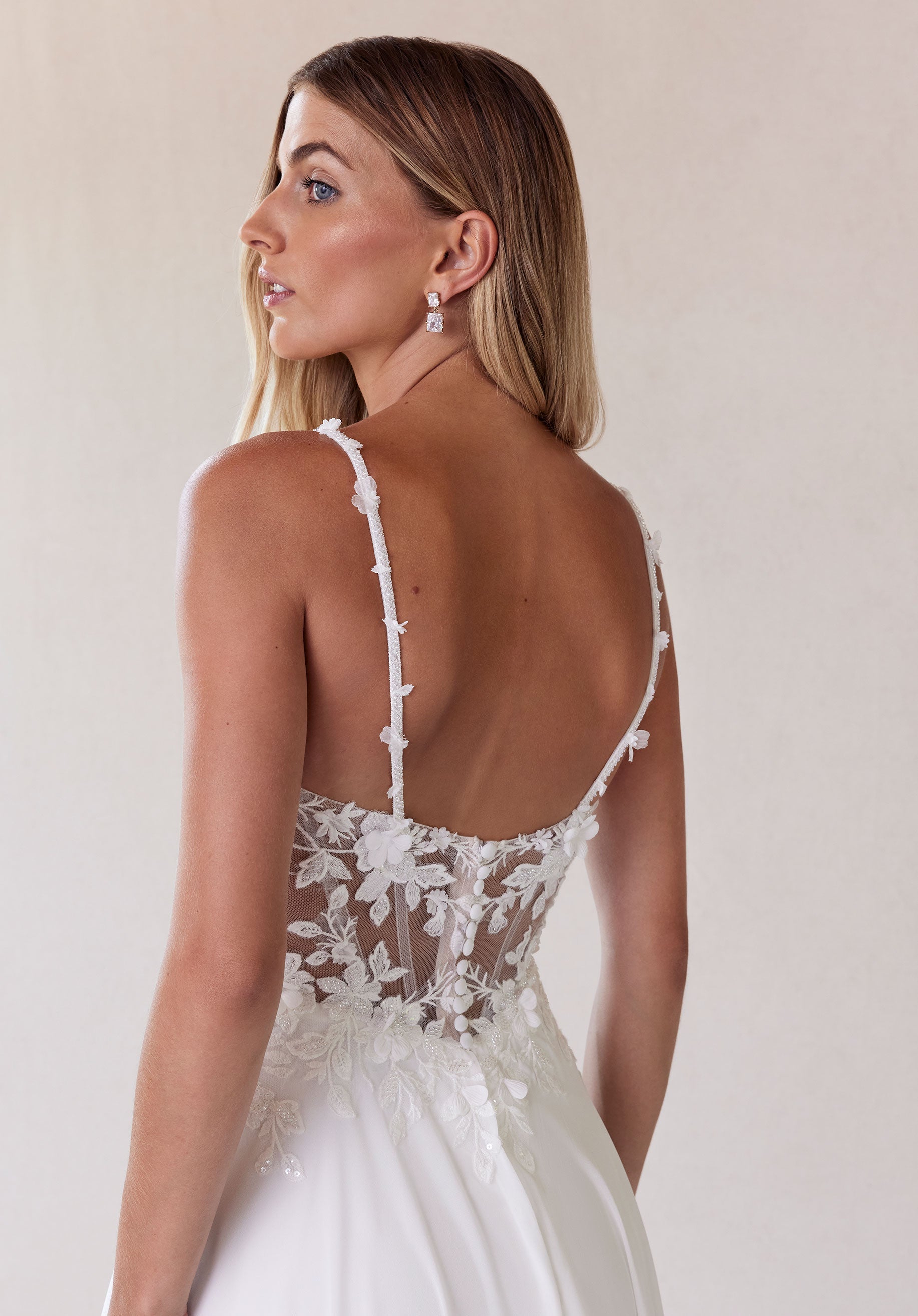 morilee-sachi-brautkleid-a-linie-mit-plunge-und-spitzenschleppe image 6