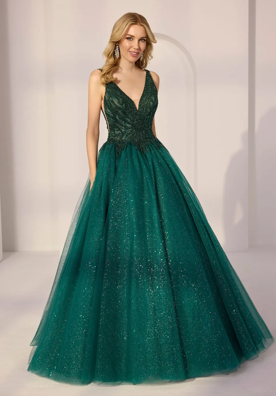 morilee-t-ll-a-linie-partykleid-mit-perlen-und-plunge-ausschnitt image 1