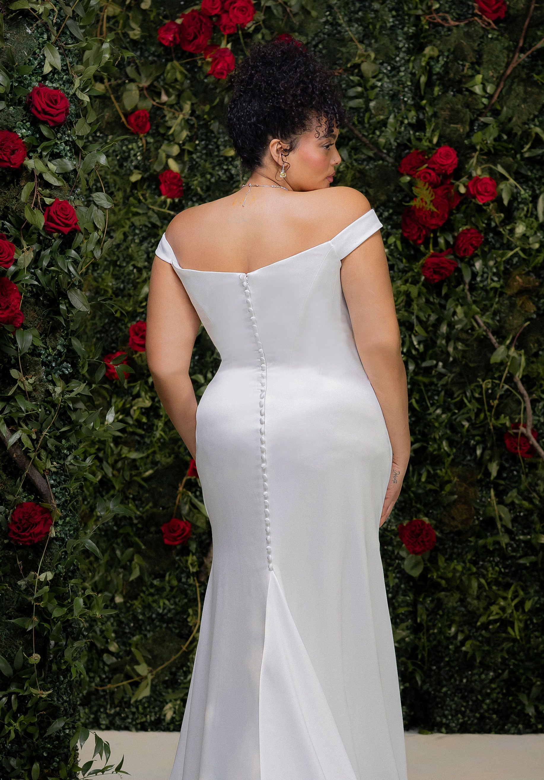 morilee-julietta-tovessa-brautkleid-satin-off-shoulder-sheath-mit-schleppe image 4