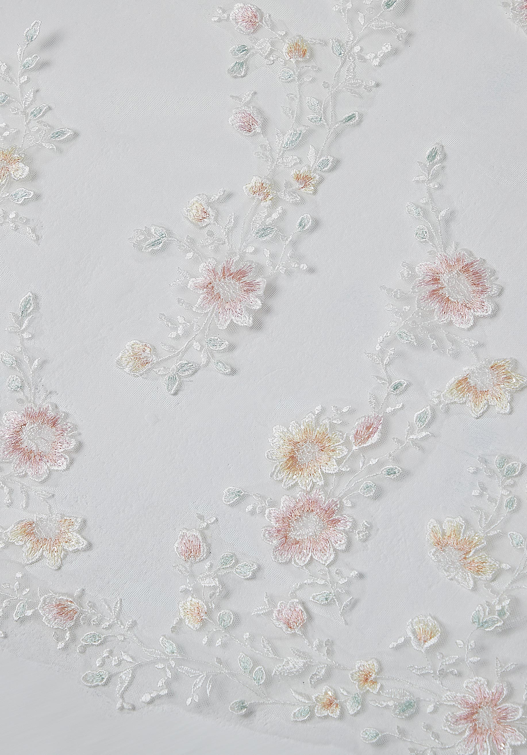 morilee-frosted-floral-bestickter-brautschleier image 2