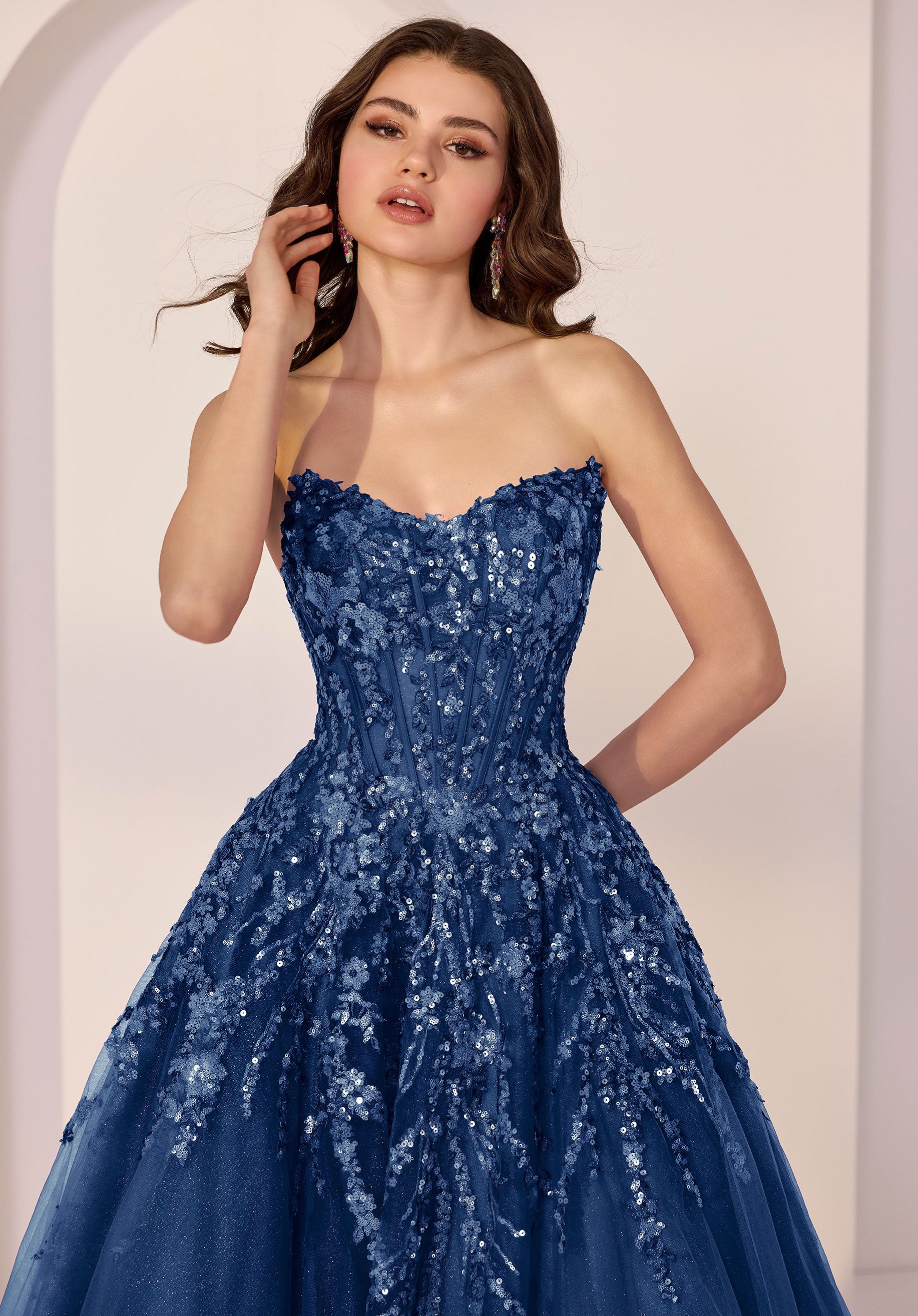 morilee-party-t-ll-a-linie-kleid-mit-pailletten-und-corsage image 4