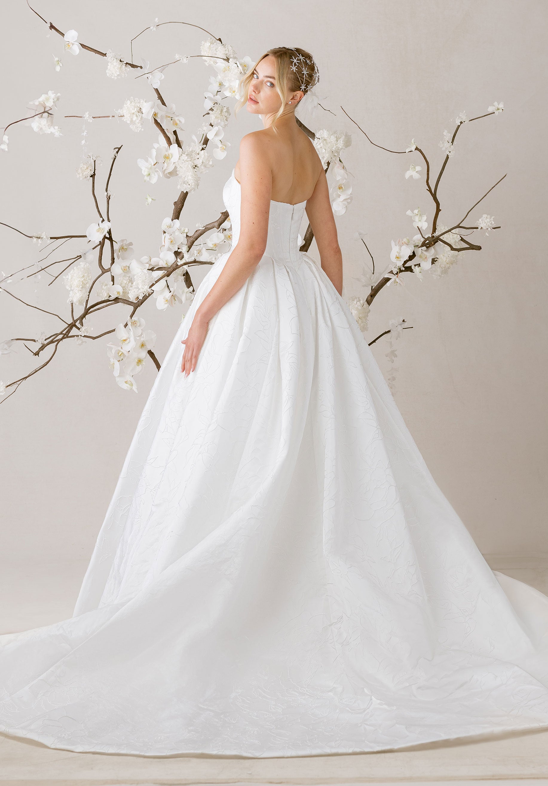 morilee-copp-llia-tr-gerloses-brautkleid-basque-brokat image 3