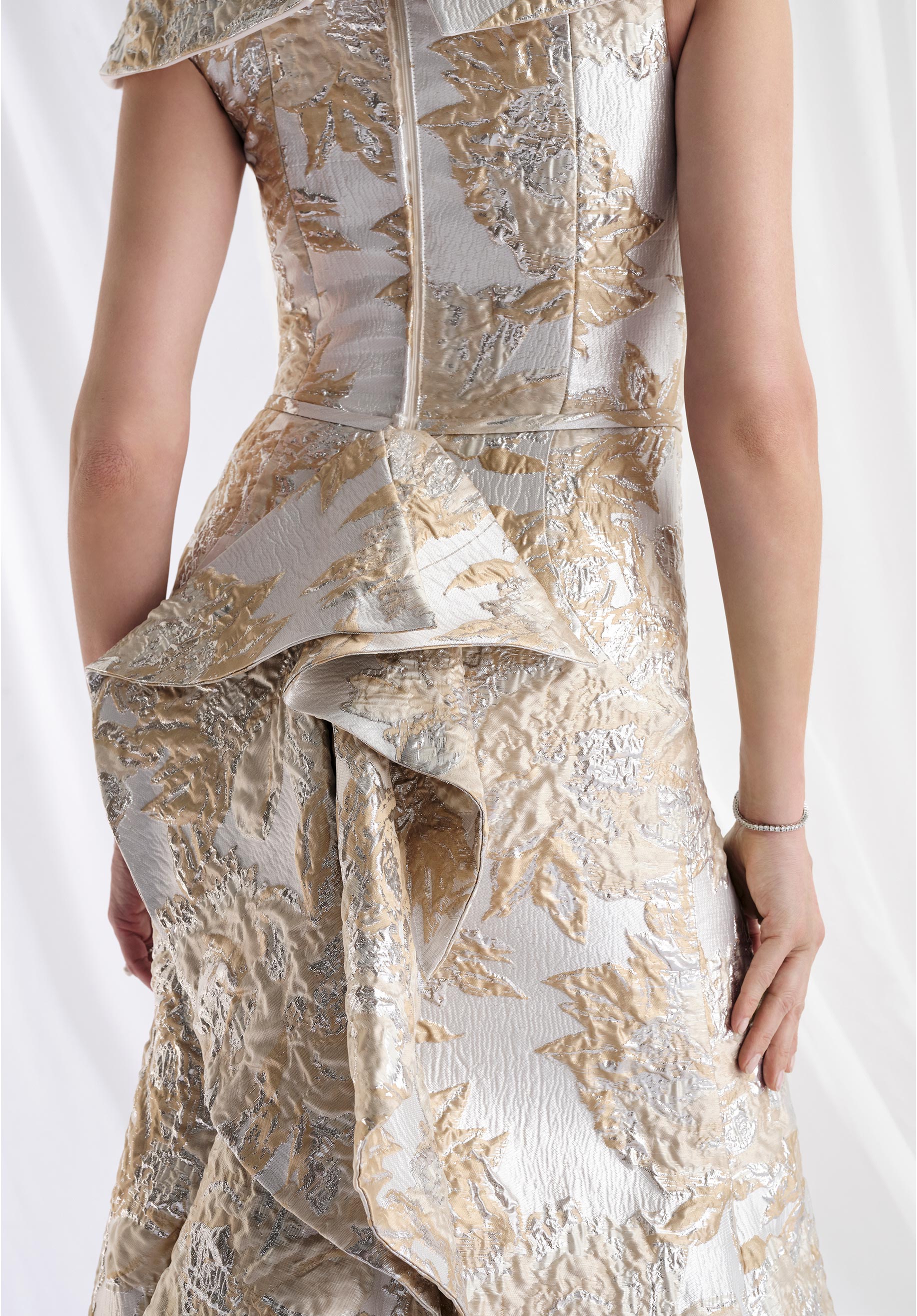 morilee-abendkleid-fit-and-flare-metallic-brokats-mit-r-schendrape image 5