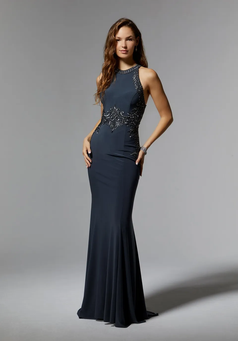 morilee-jersey-abendkleid-figurbetont-mit-kristall-stickerei-und-stola image 1