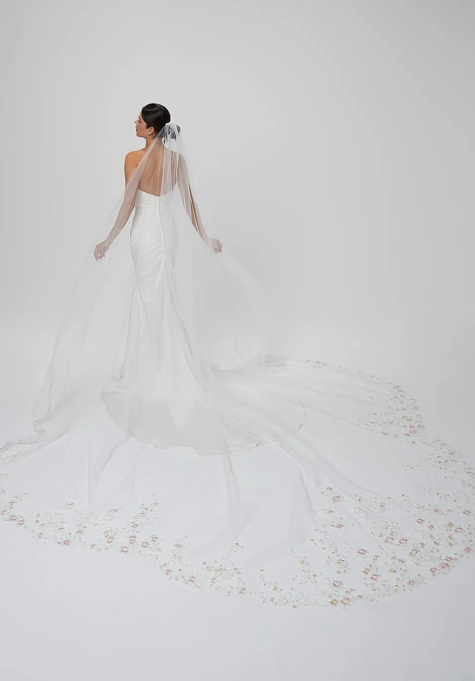 morilee-frosted-floral-bestickter-brautschleier image 1