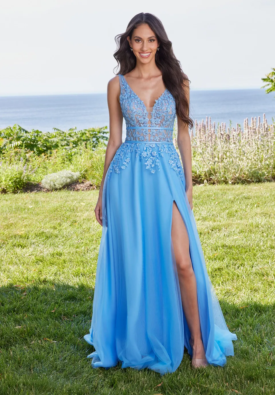 morilee-a-linie-ballkleid-mit-stickerei-applikationen-und-plunging-ausschnitt image 1