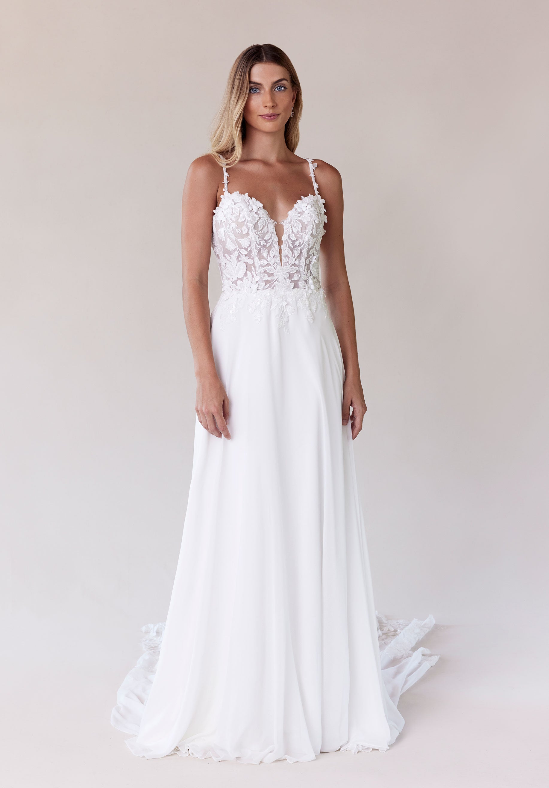 morilee-sachi-brautkleid-a-linie-mit-plunge-und-spitzenschleppe image 1
