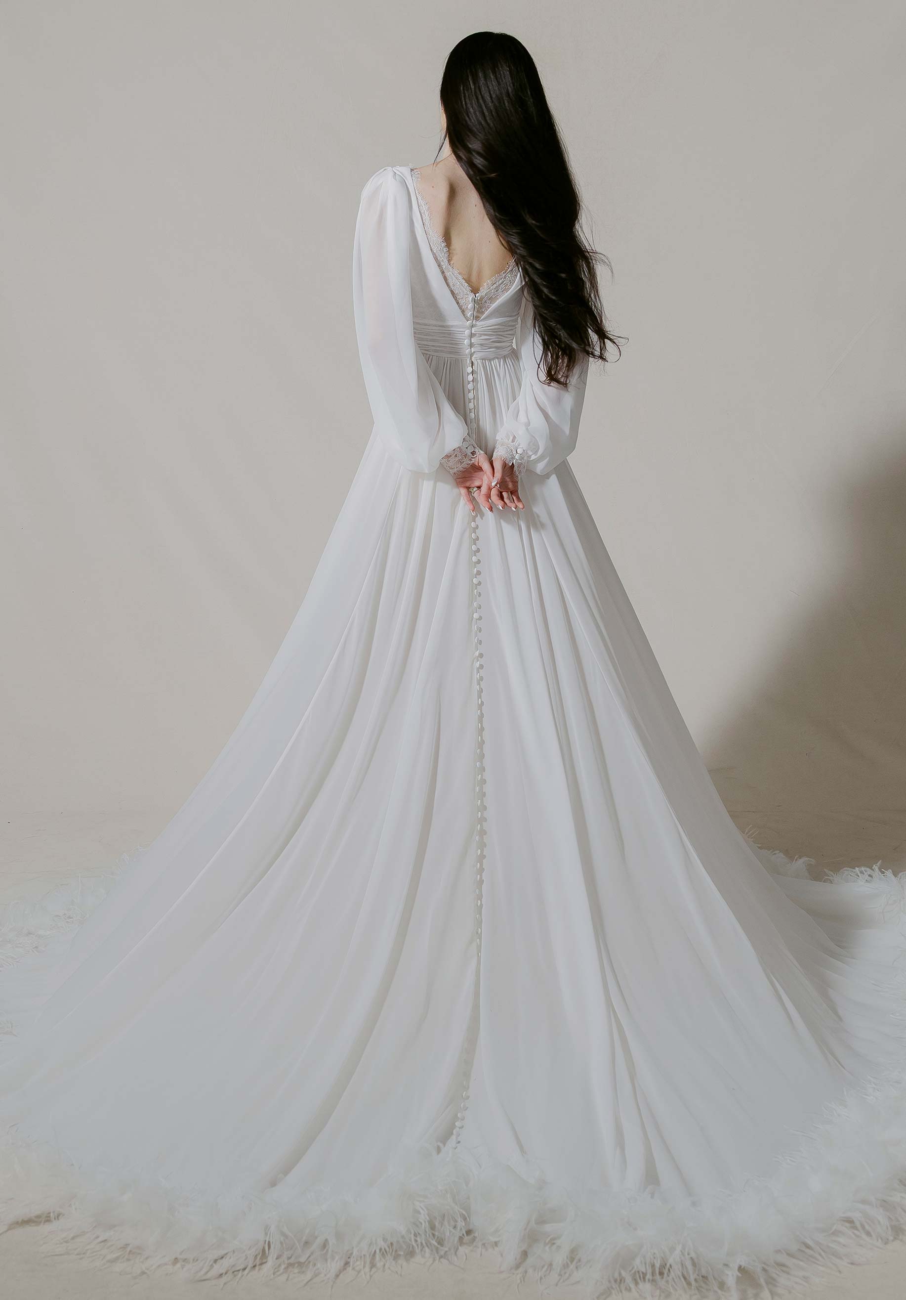 morilee-larkspur-brautkleid-chiffon-mit-drapiertem-cowl-ausschnitt-und-bischof-r image 4