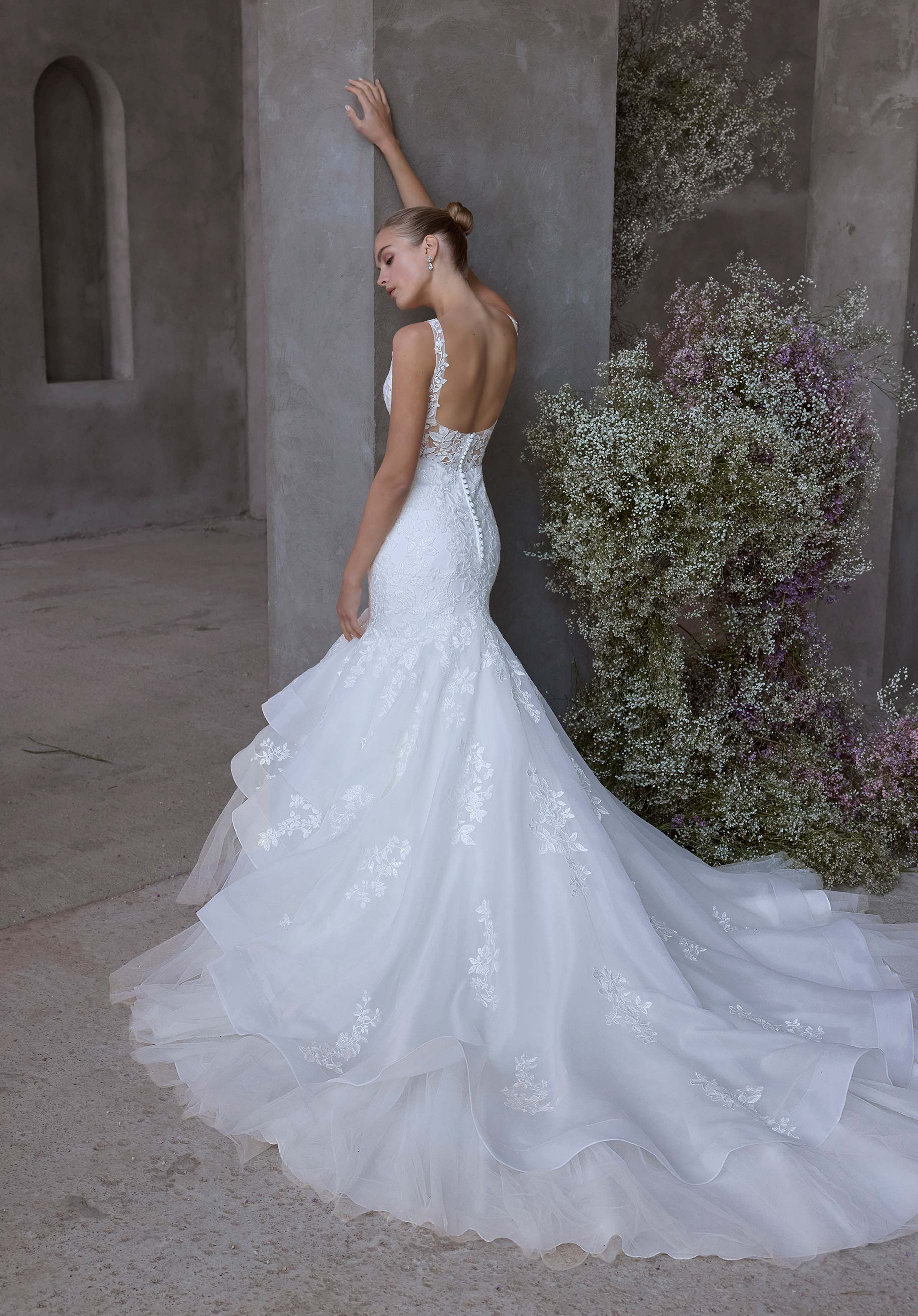 morilee-demetra-brautkleid-meerjungfrau-mit-deep-v-und-t-ll-stufenrock image 5